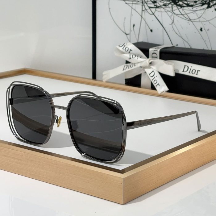 Dior Gold Metal Gold Frame Fashion sunglasses Top quality (Perfect Replica) - Image 3