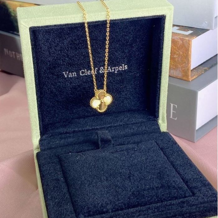 Van Cleef & Arpels Vca Floral Shape Necklace Pendant